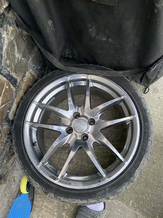 Jante aliaj R17 față 225/45. Spate 205/45