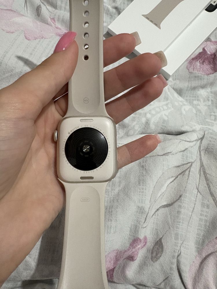 Продавам Apple Watch Se (GPS 2- поколения )