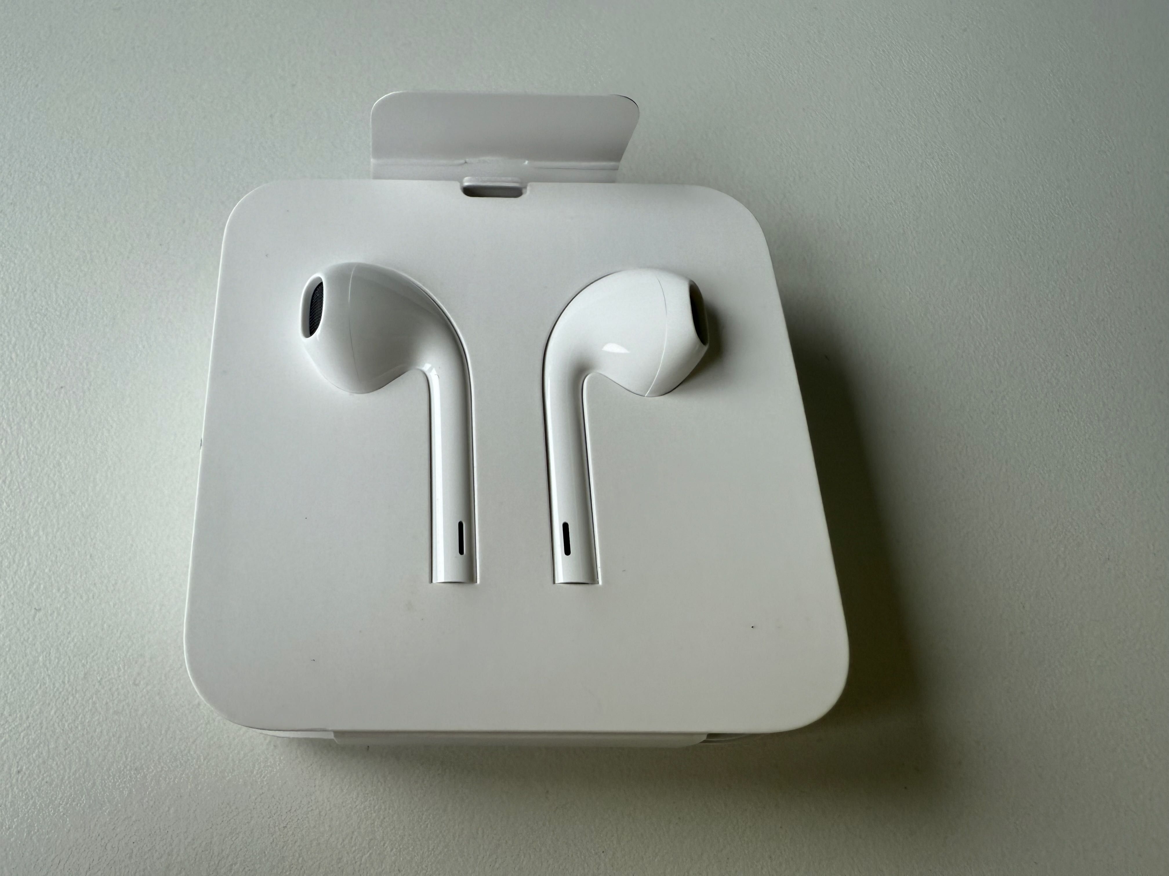 Нови Apple Earpods слушалки с Lightning кабел
