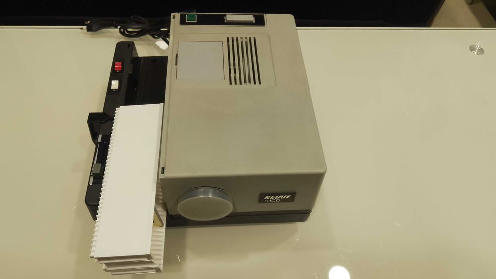 Diaproiector/Proiector diapozitive automat REVUE 3100 + CADOU