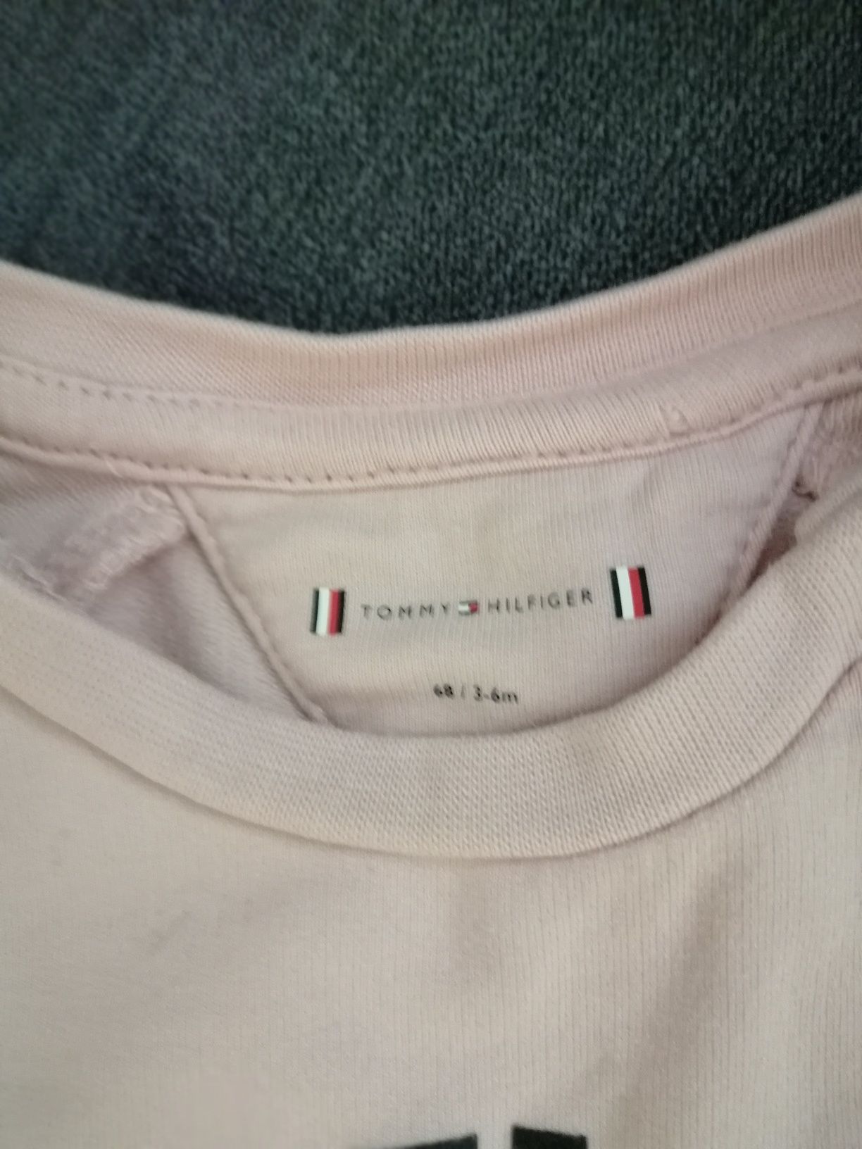 Vând body Tommy Hilfiger, blugi Guess și trening CA de fetiță.