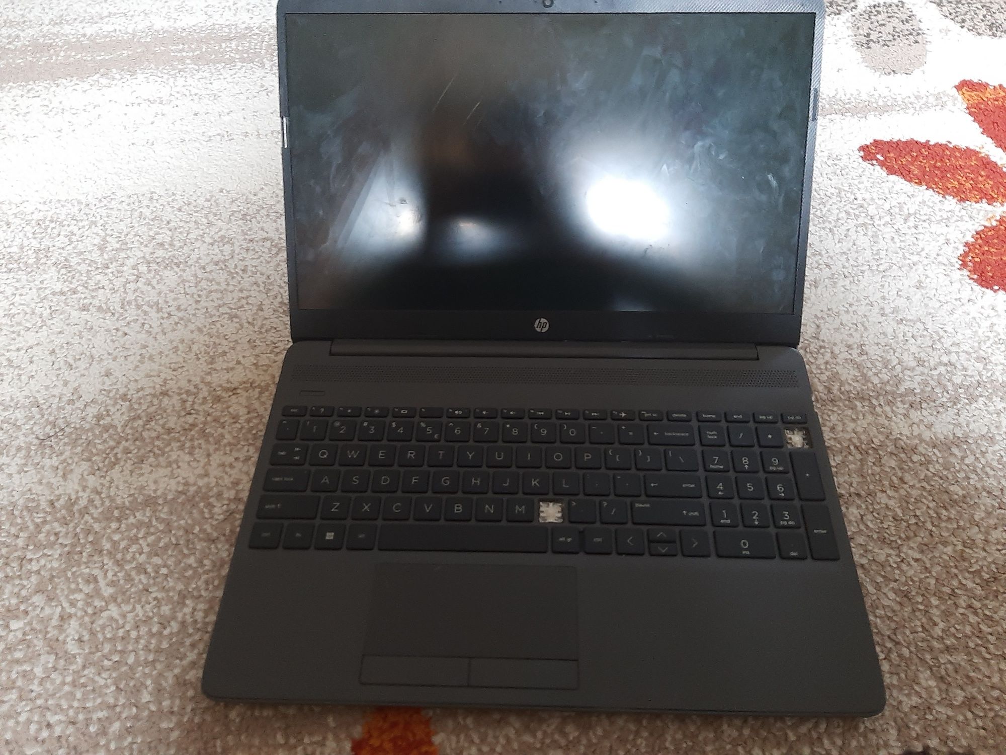 Vând laptop ecran spart pentru piese