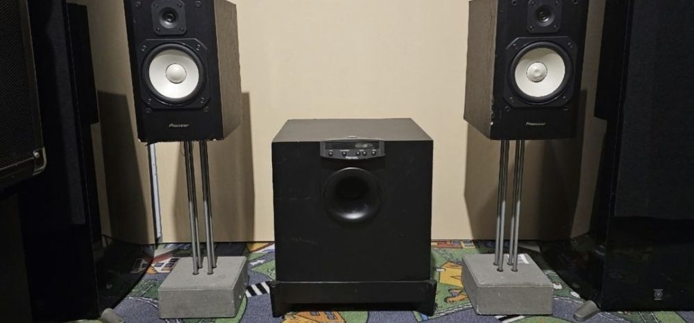 JBL SUB 300 subwoofer activ cu ieșire pentru 5 boxe sateliți