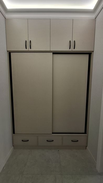 Мебельщик, плотник, сборка и разборка мебели, изготовление мебели.