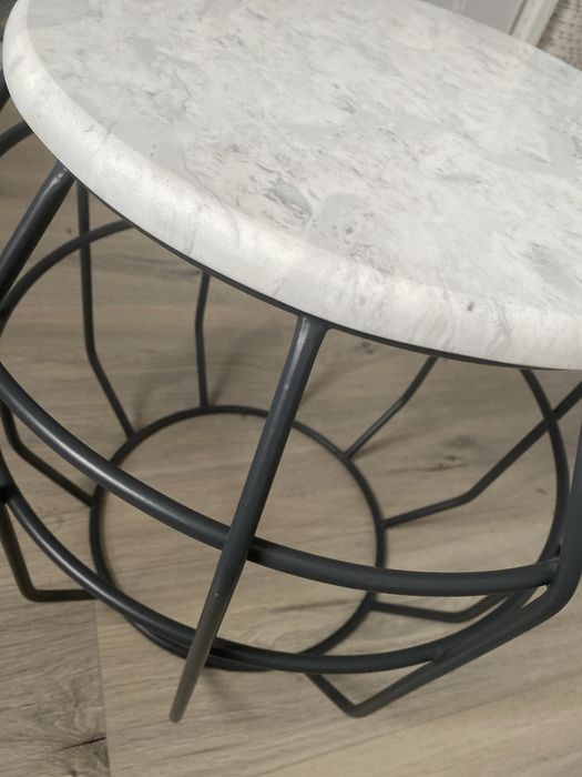 Măsuță de cafea cu blat din marmură și cadru metalic – design modern