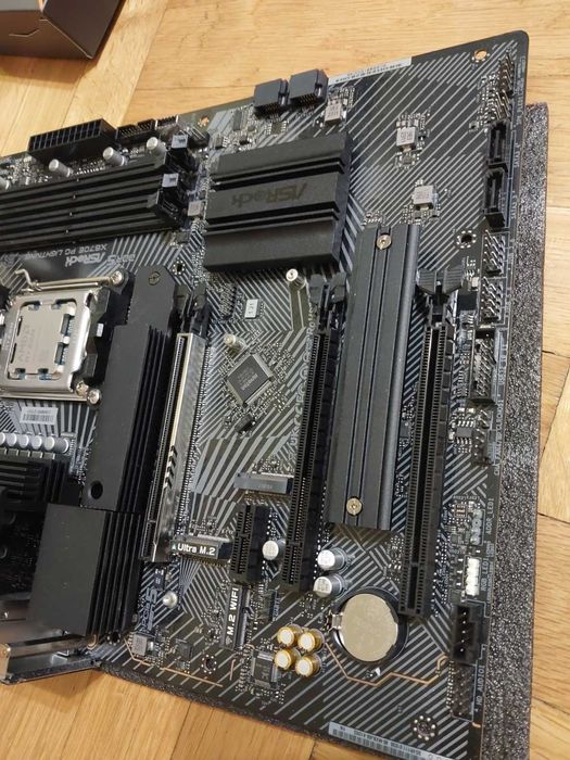 AMD Ryzen 7 7800X3D + AsRock X670E PG Lightning