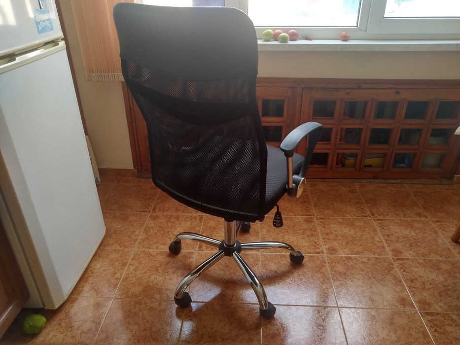 офис стол черен метален