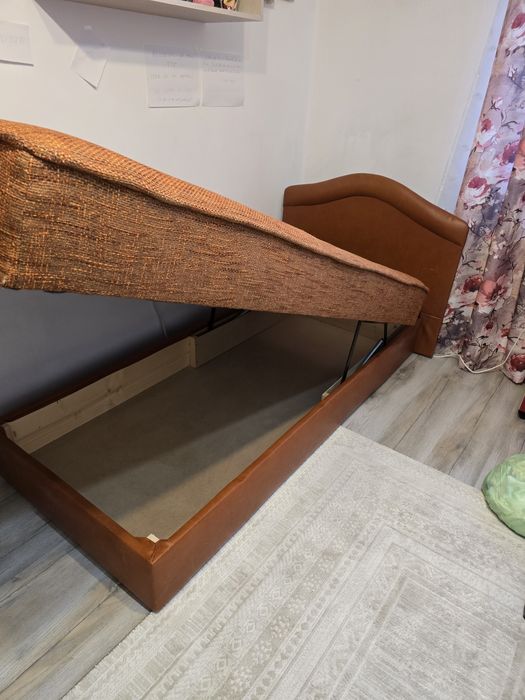 Vând pat de o persoană tapițat