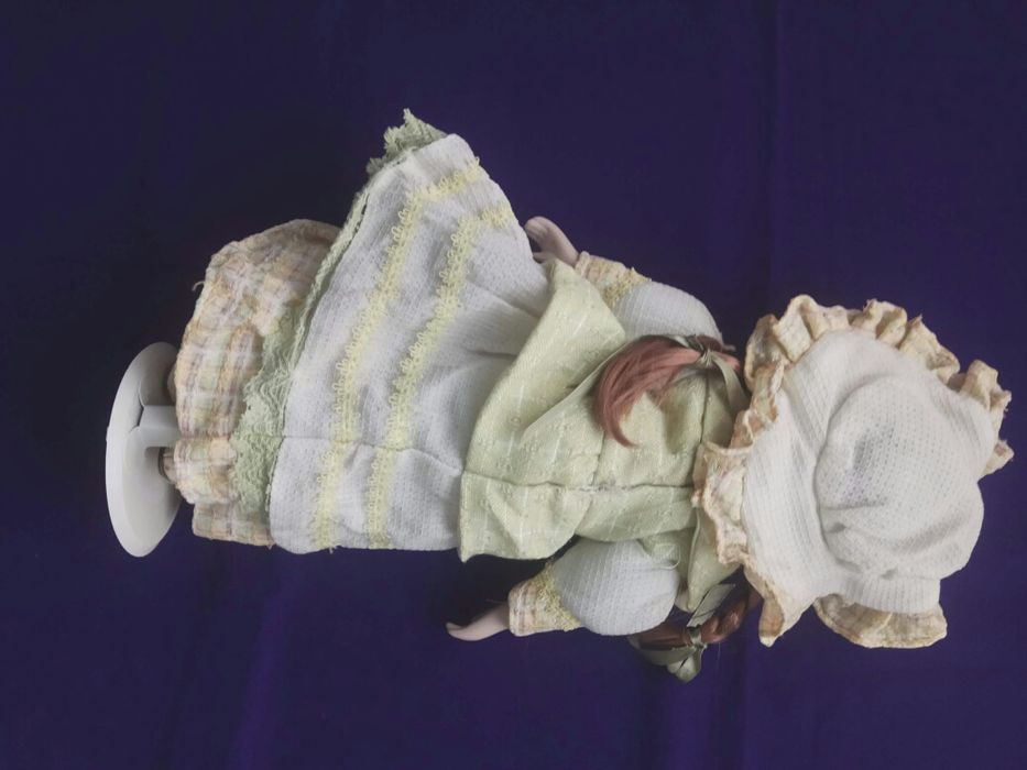 Продавам две порцеланови кукли