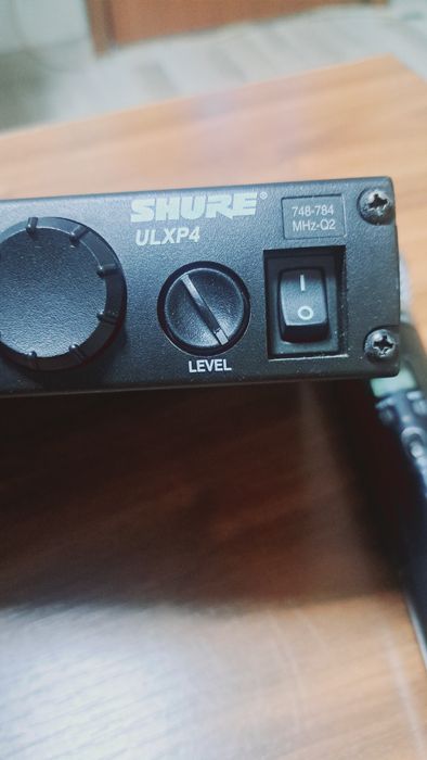 Microfon Shure ULX p4 functioneaza perfect . Microfon personal . Trimi