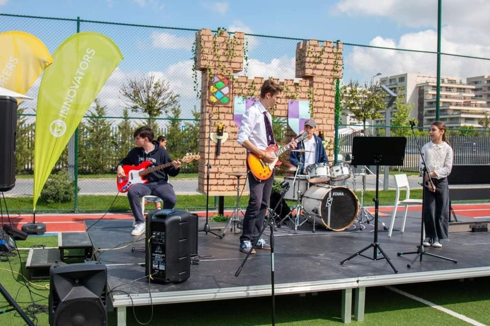 Promotie! Podium scena evenimente12mp 4x3m gradene Alustage Globaltrus
