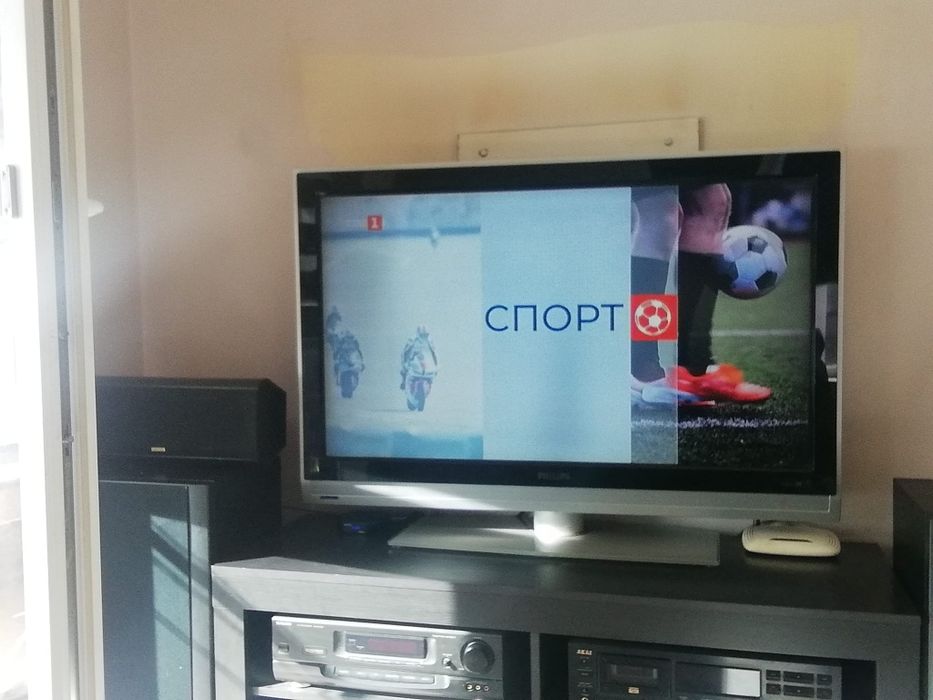 LCD TV Philips 42" + оригинално дистанционно,с въртяща стойка на 60'