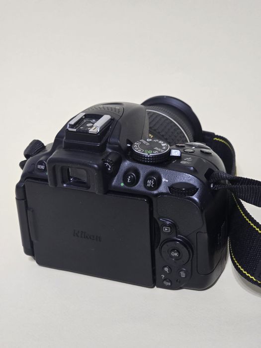 Aparat foto Nikon D5300 cu obiective de 18–55mm și 50mm