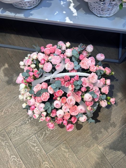 Цветы в корзине, пиановидные розы.