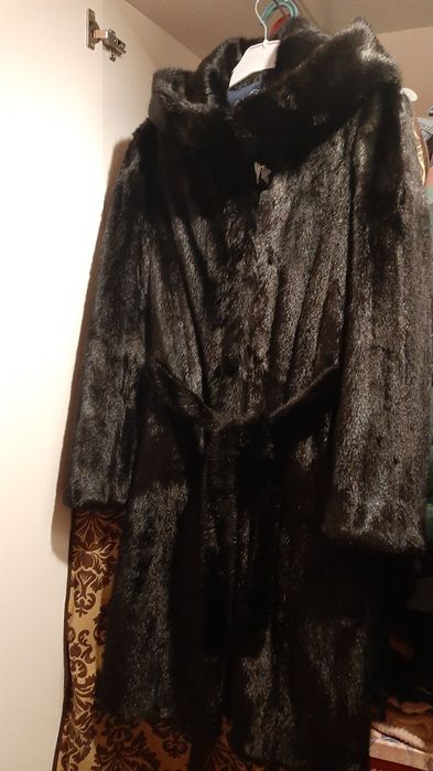 Норковая шуба классического кроя.