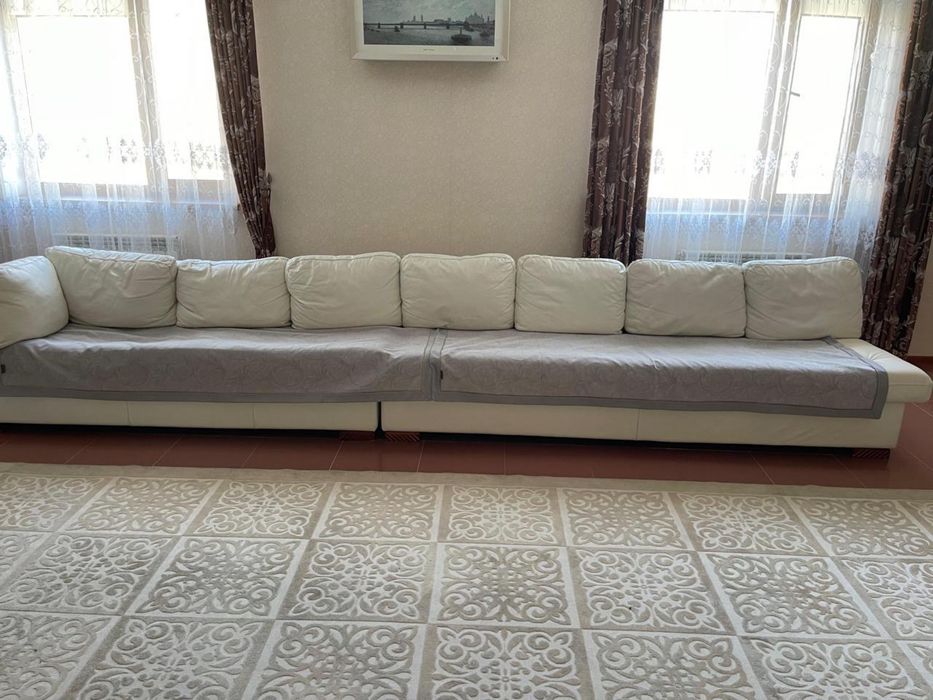 Продам диван белый кожаный