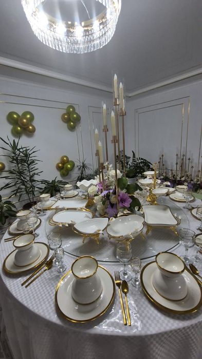 Стол для гостей с посудой