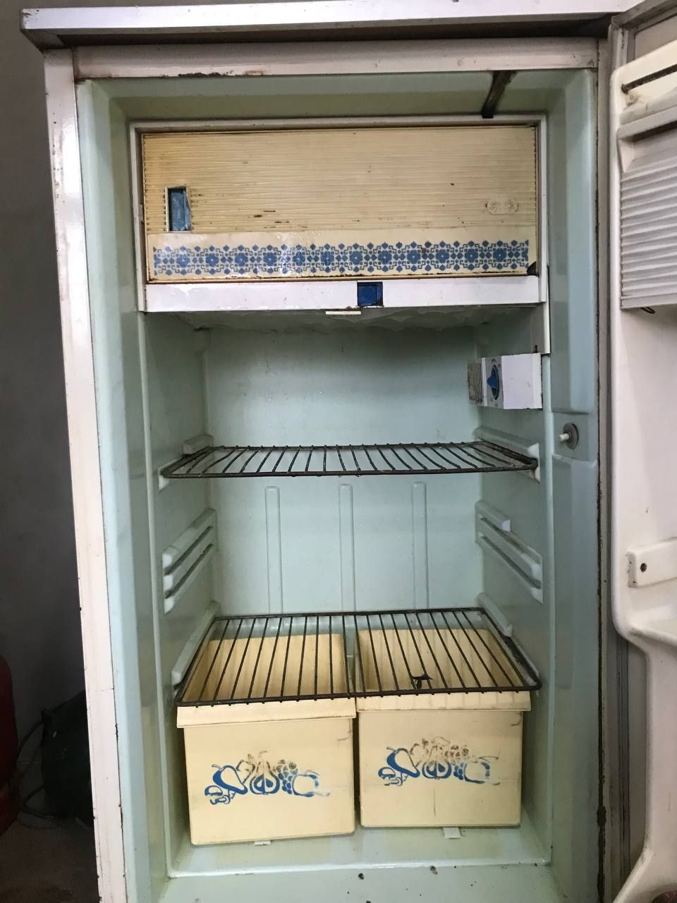 Холодильник сотилади