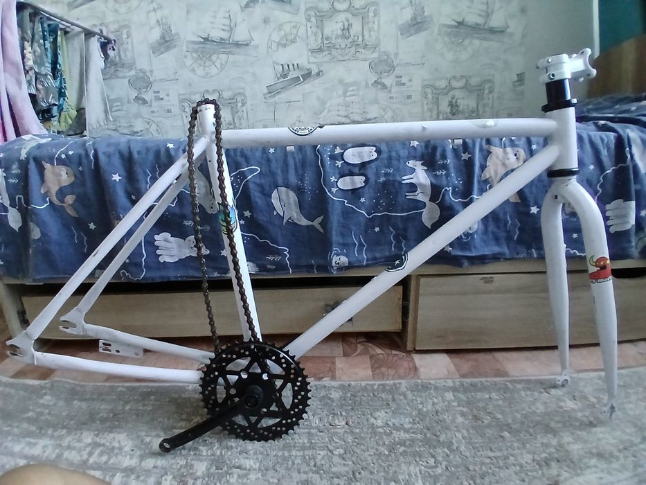 Продам раму есть 2 педали и вынос