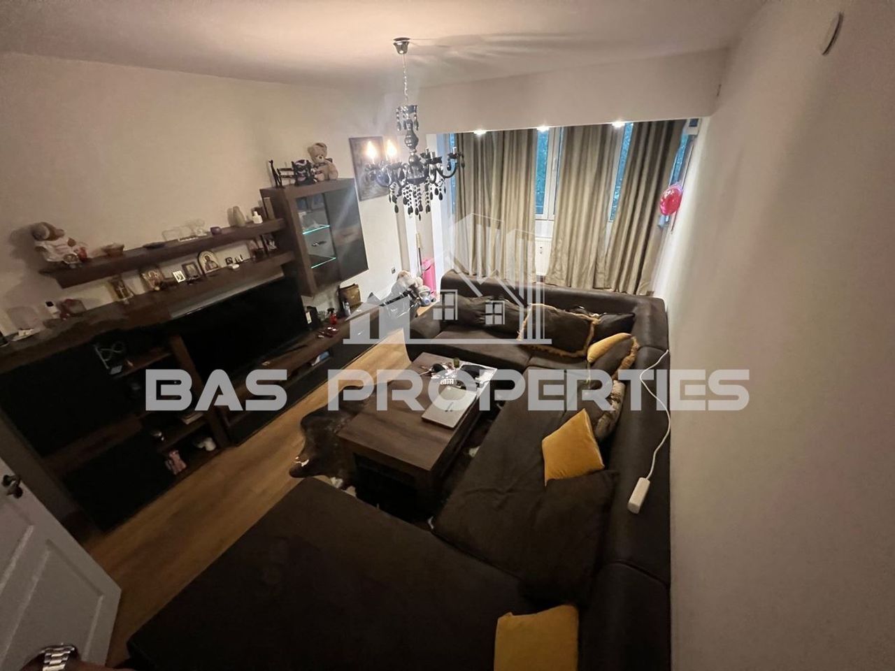 Продава се Тристаен апартамент в София, Бъкстон - 90 кв.м за 2223 €/кв.м - Снимка #2
