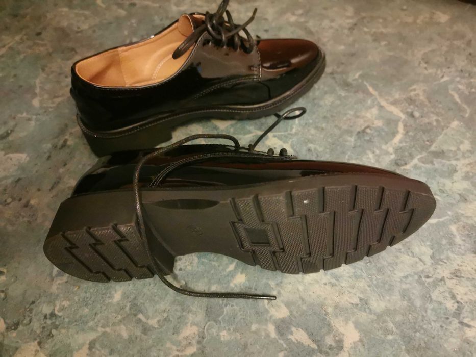 Pantofi noi, marime 35