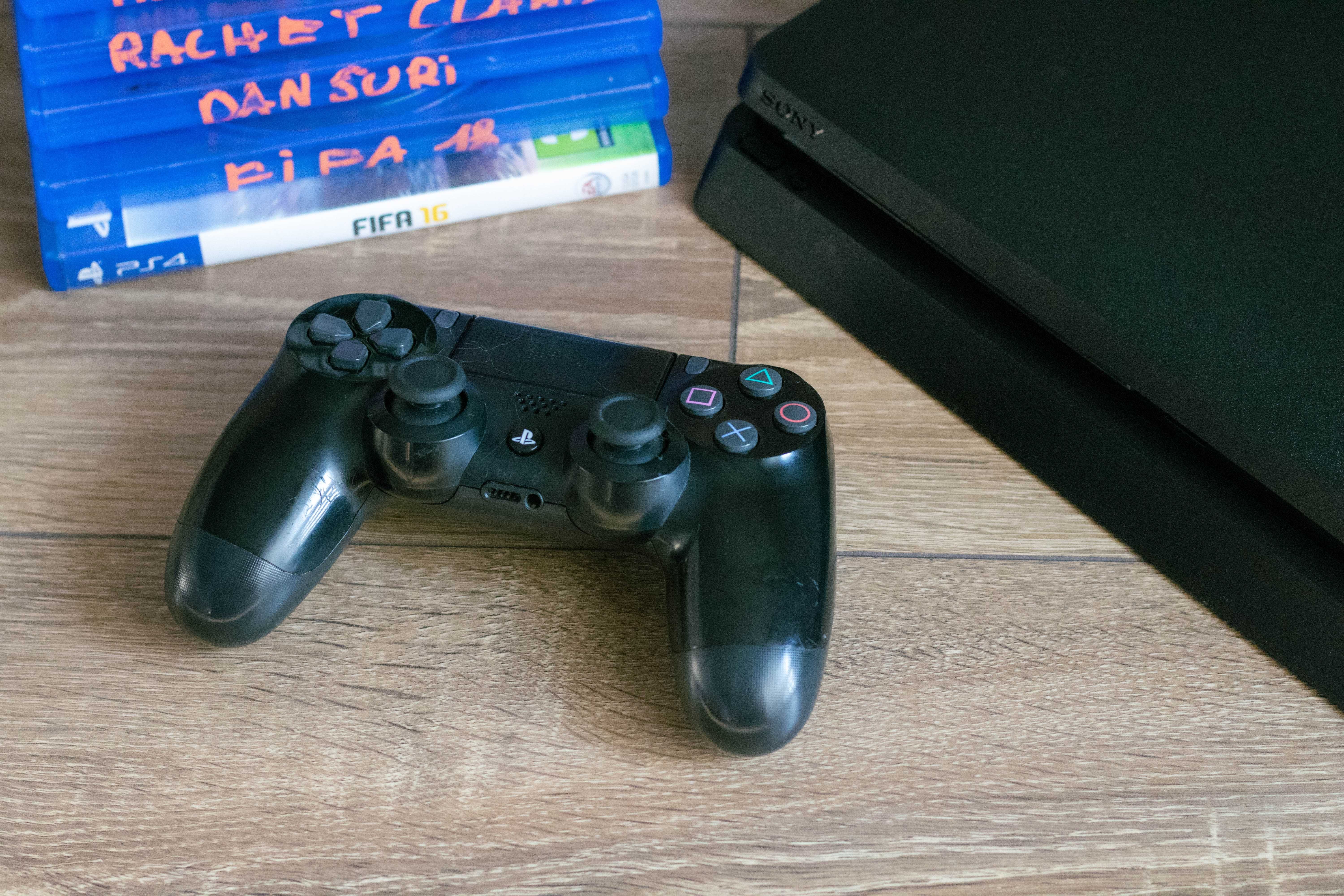 PlayStation 4 Slim SSD 480GB + Controller + 10 Jocuri|Stare excelentă