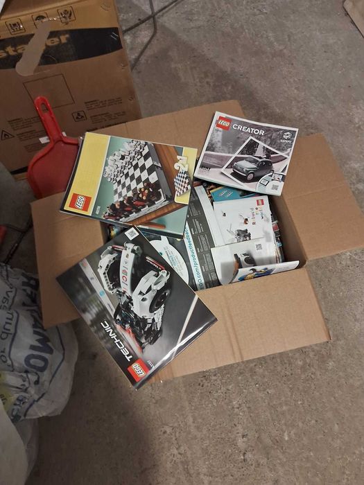 LEGO - 35 kg piese diverse cu peste 30 carti de instructiunile