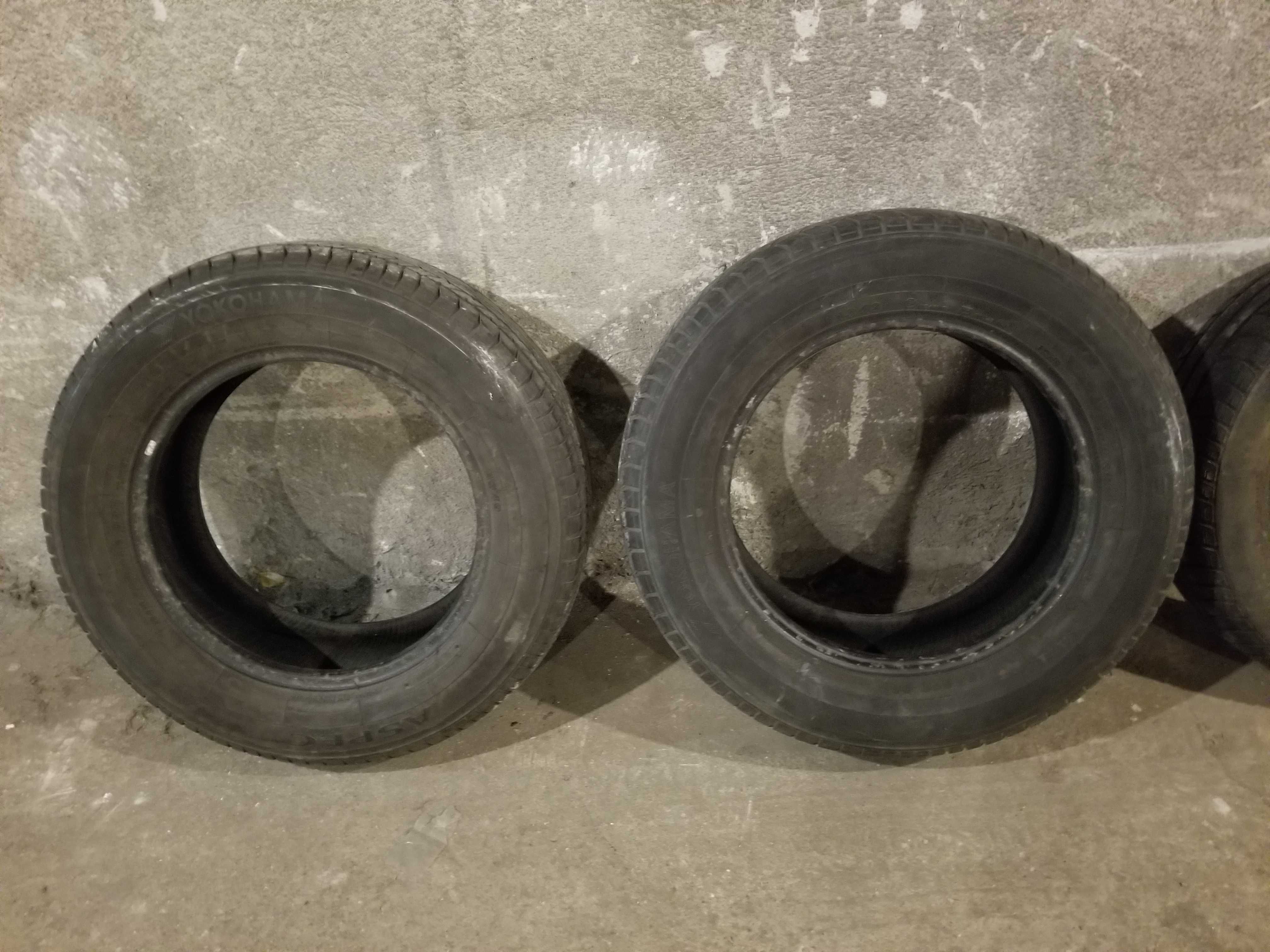 Продавам две гуми YOKOHAMA ASPEC 215/65R16