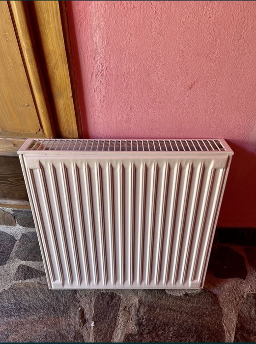 Vând 2  calorifere oțel, 150 de lei buc.