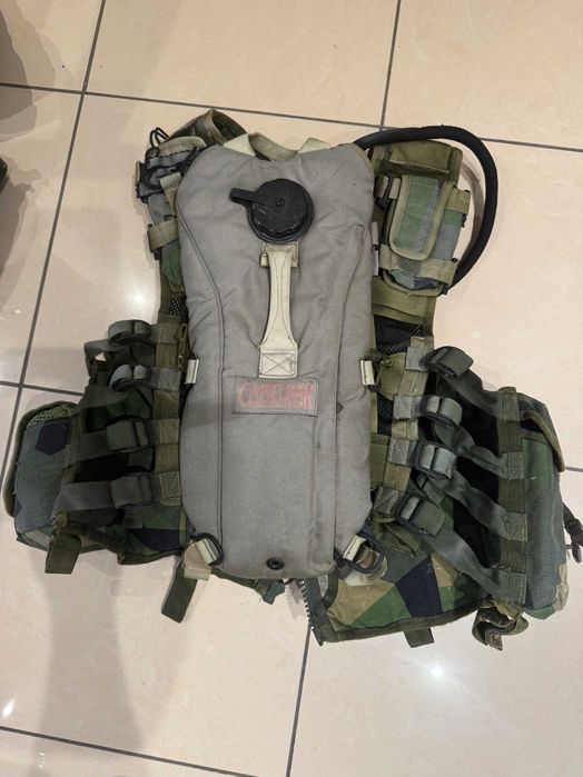 Vesta tactica cu accesorii - CamelBak, plasa de mascare, busola, etc.