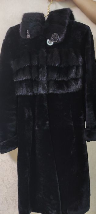 Продаю мутоновую шубу со вставками из норки