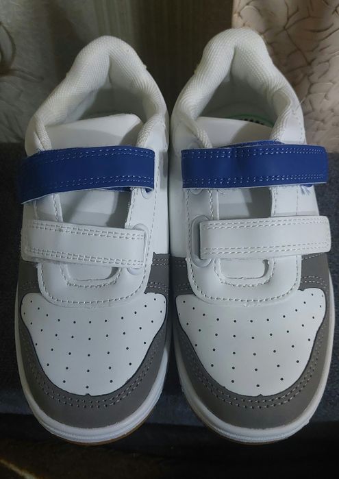 Продам детские кроссовки