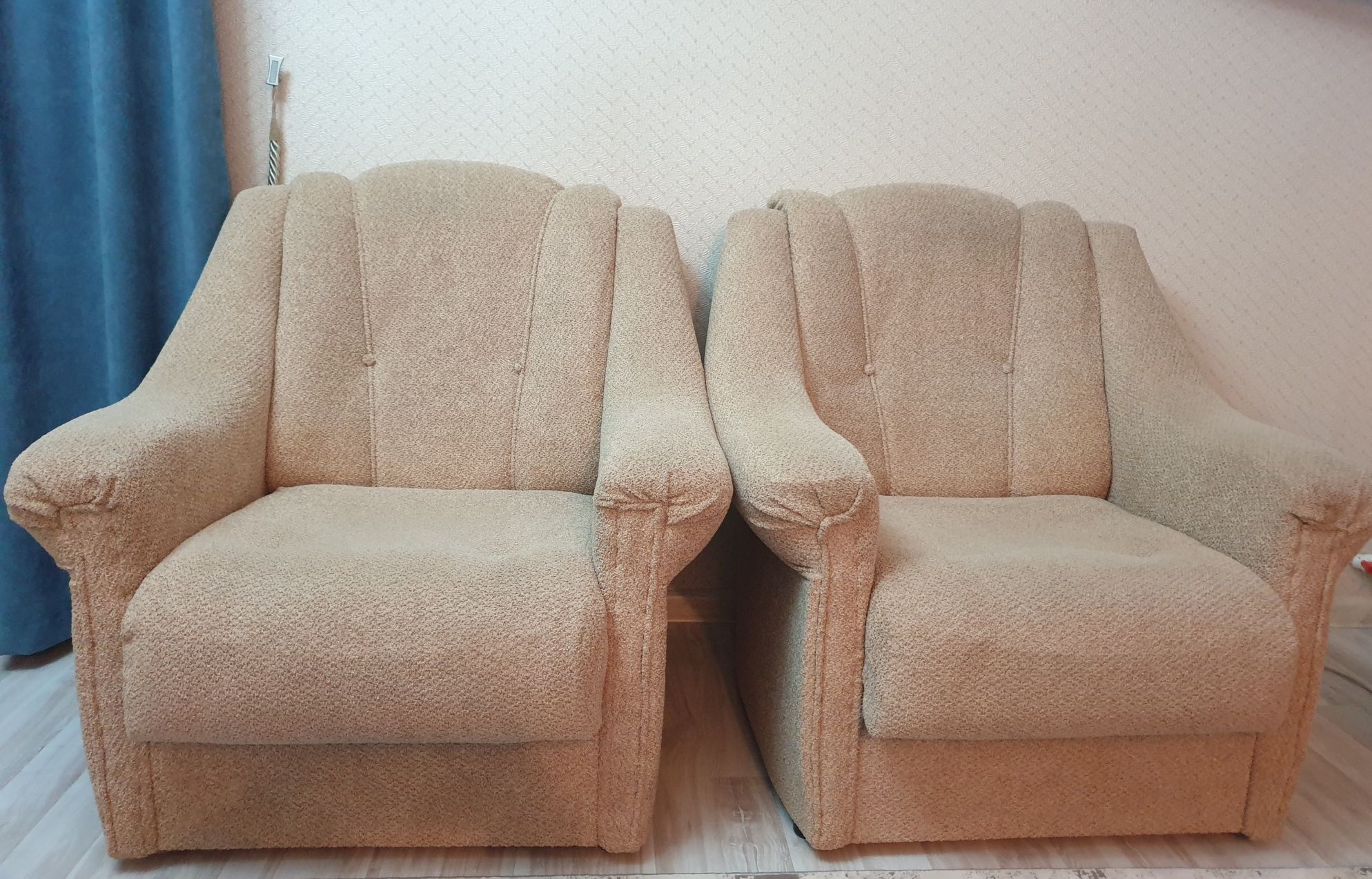 Мягкий уголок кресла 2 штуки + диван 1 штука