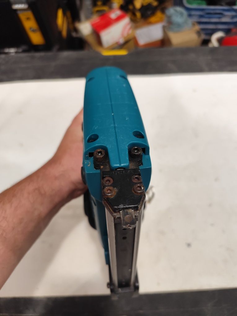 Акумулаторен такер за скоби Макита Makita DST221 18V