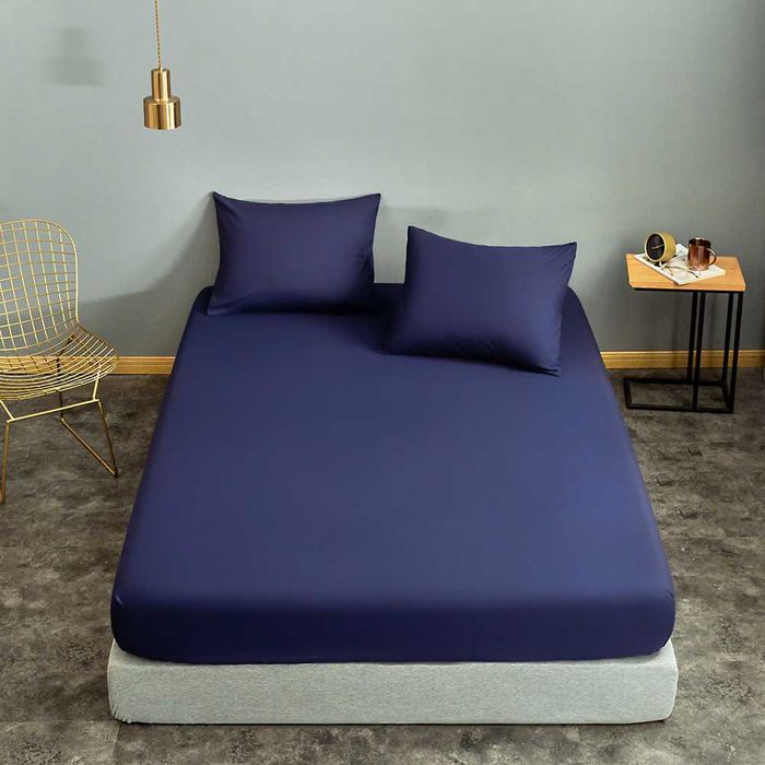 Трикотажная простынь на резинке 120×200