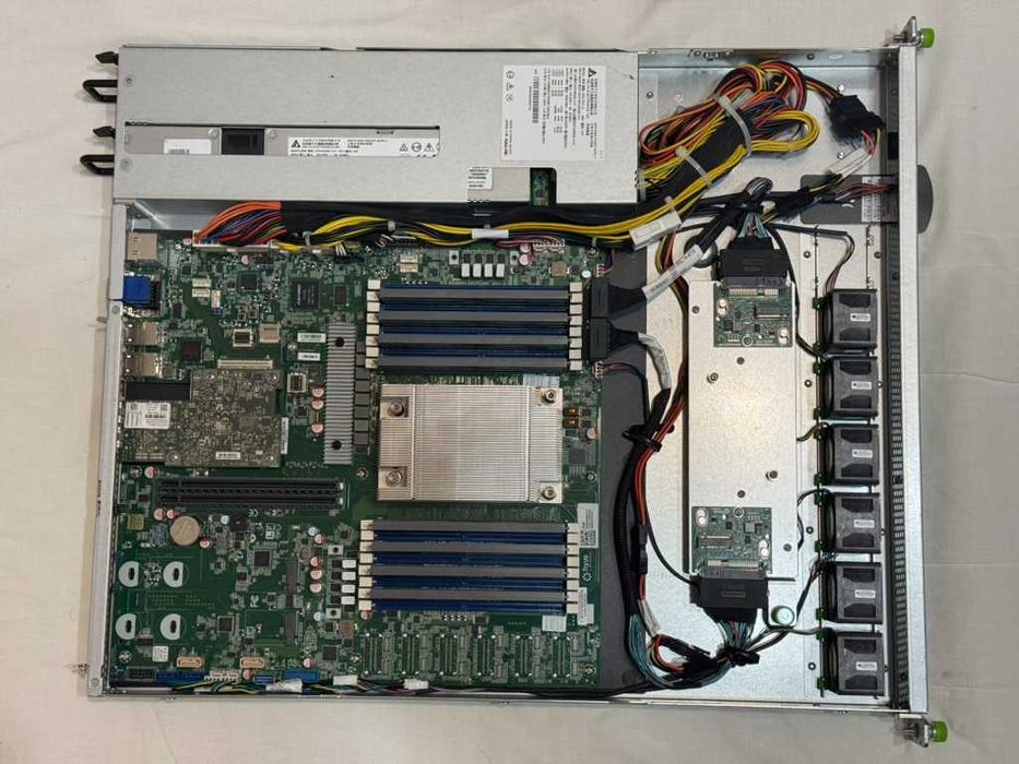 Server HYVE Edge Metal G10 - AMD Epyc 7642 48C/96T - TYAN S8036