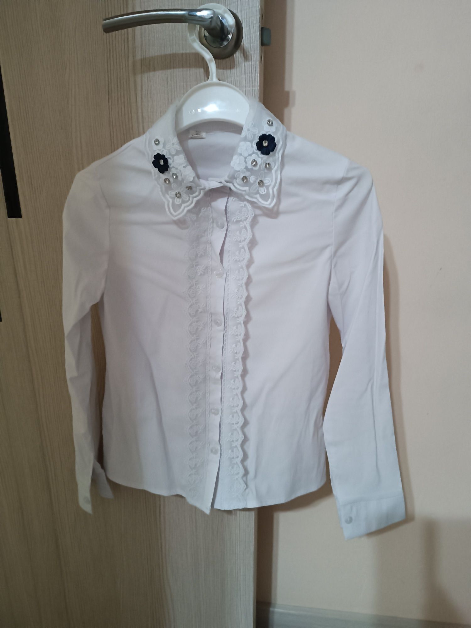 Продам школьную блузку для девочки