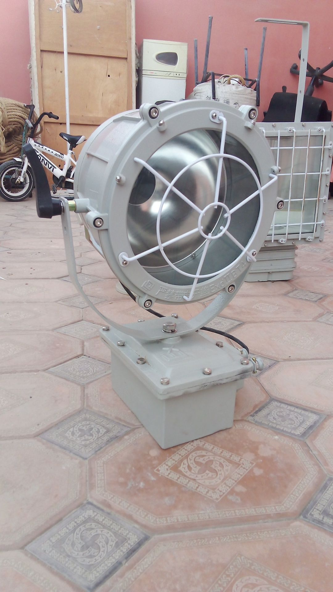 Projector yangi ishlatilmagan