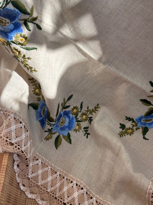 Красива квадратна покривка с изящна бродерия