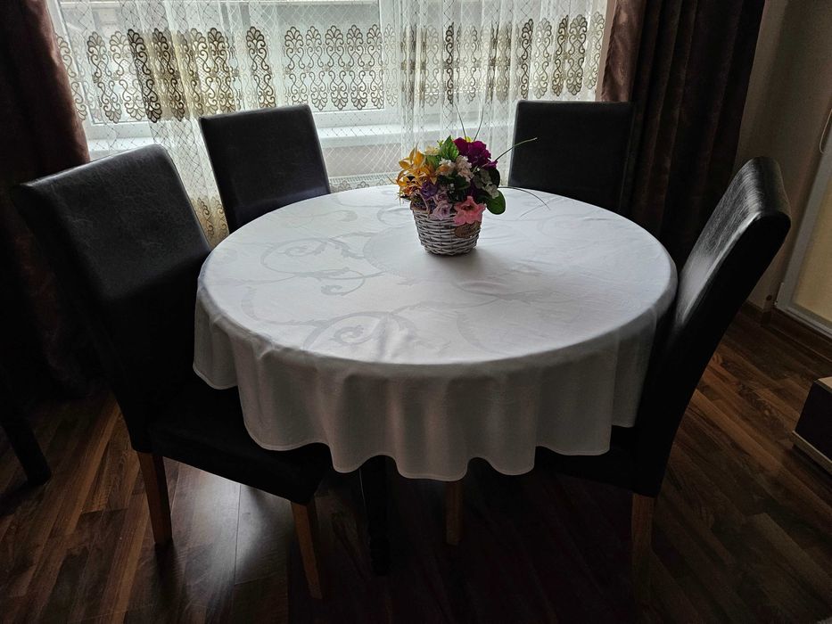 Masă extensibilă din lemn masiv + 4 scaune tapițate – stare bună