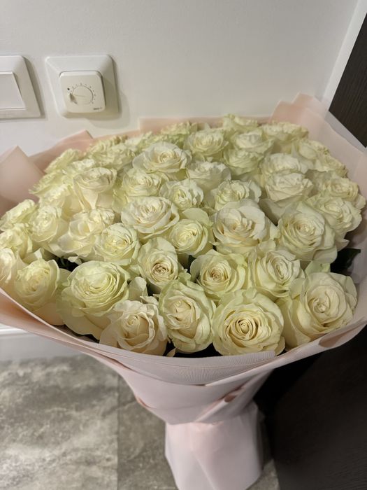 Свежий букет белых роз