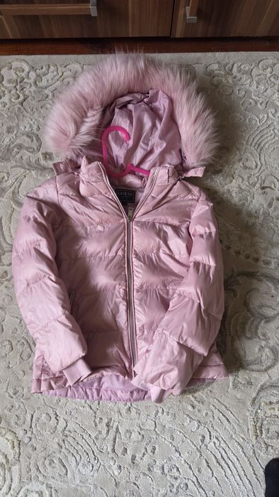 Зимно яке за момиче на марката Guessрката Guess