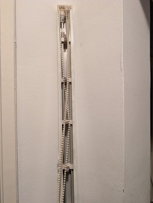 Sina jaluzea verticala