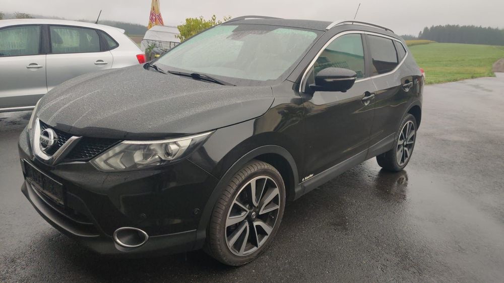 Nissan Qashqai 4x4 decuplabil la buton,1.6 Diesel,131 C.P.Navigatie Mare Color,