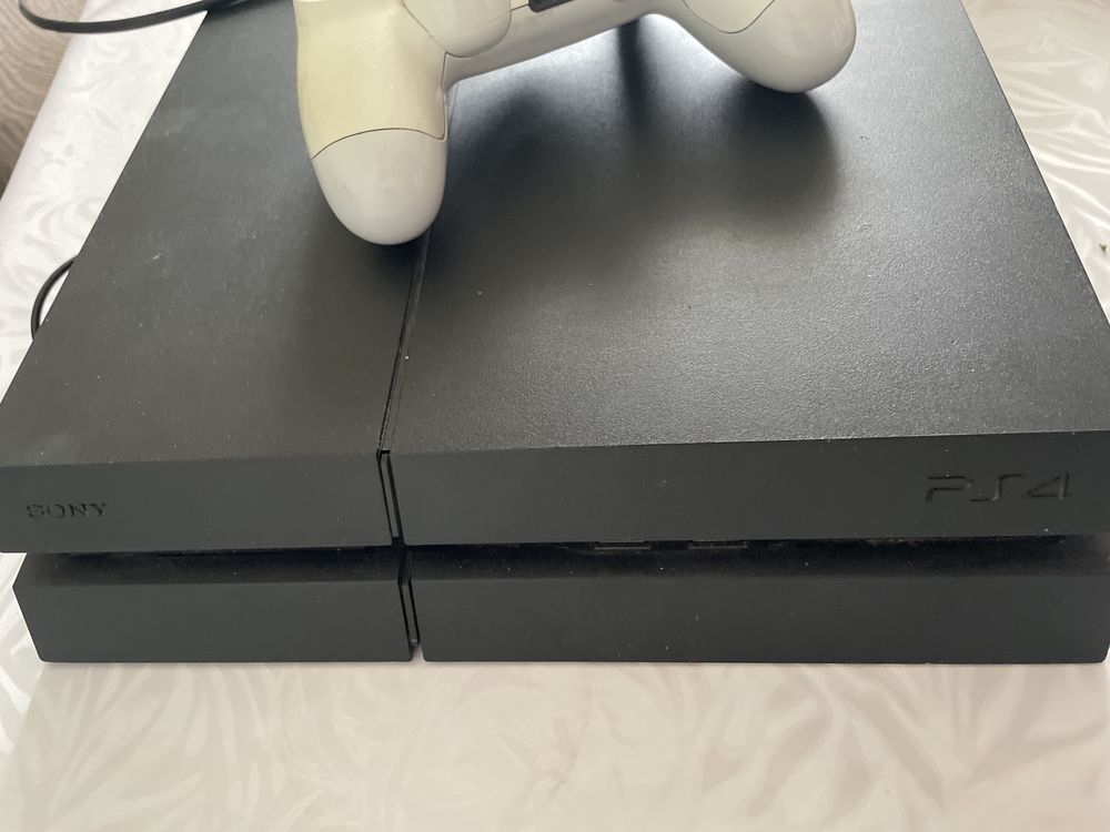 Продам PlayStation 4 бу