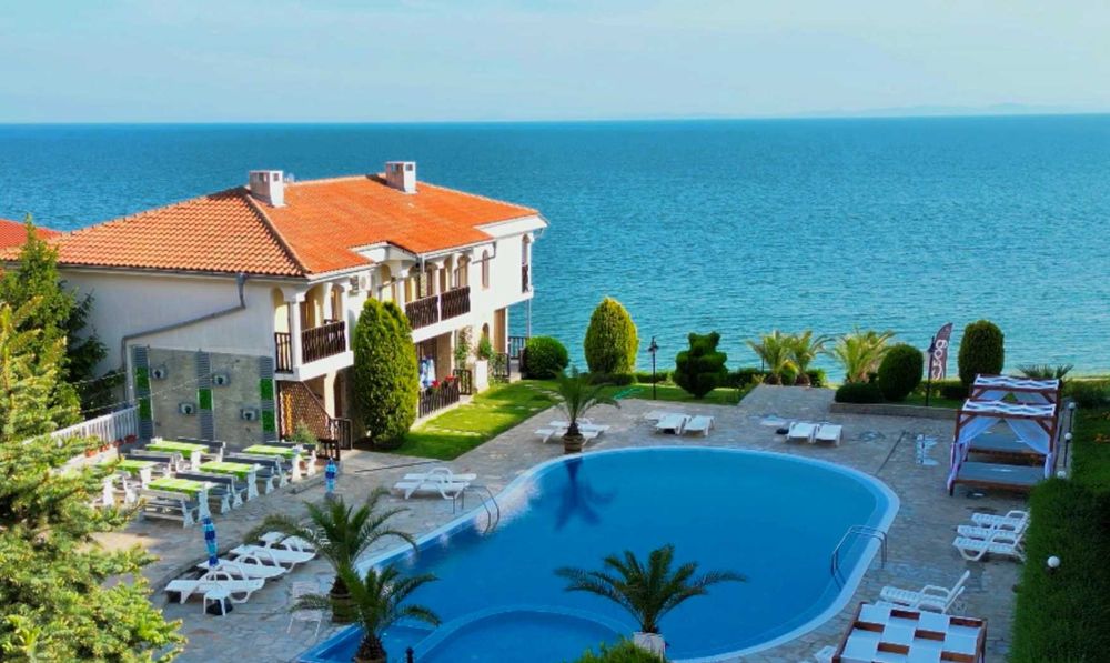 Самостоятелна къща с три спални и морска гледка, Първа линия море