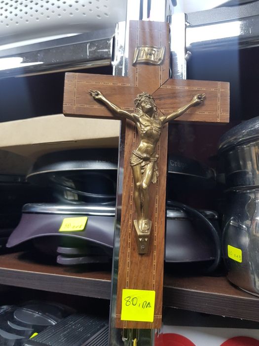 Най-различни модели кръстове купени са от Франция