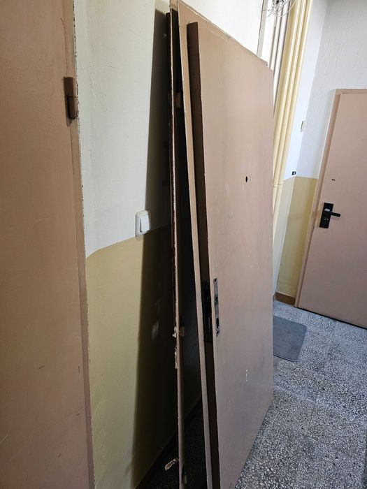 Продавам метална входна врата за апартамент