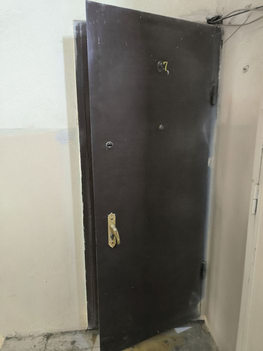 Temir eshik sotiladi