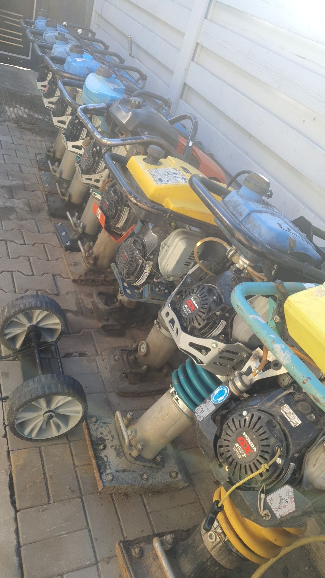 Inchiriez mai compactor, placa, cangur,picior